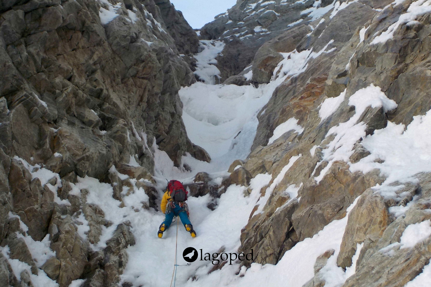 Ascension d'une goulotte en alpinisme hivernal